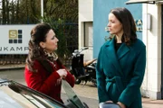 Jenny (Kaja Schmidt-Tychsen, r.) prophezeit ihrer Mutter Simone (Tatjana Clasing), die nächste WM nach Essen zu holen.