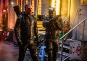 Oliver Queen (Stephen Amell, l.) und John Diggle (David Ramsey)