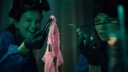 Melisa (Melisa Dobric, l.) und Lena (Lena Meckel) "erschaffen" Höschen im großen Stil in der WG-Küche.