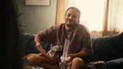 David (David Helmut) und das Ferkel haben Spaß zusammen.