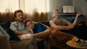 David (David Helmut), Lena (Lena Meckel) und Nico (Nicolas Fethi Türksever) machen sich einen gemütlichen Tag auf dem Sofa.