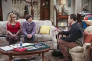 Sheldon (Jim Parsons, r.) versucht sich bei Howard (Simon Helberg, M.), Bernadette (Melissa Rauch, l.) und dem Rest seiner Freunde zu entschuldigen, weil er, während er erkältet war, seine Freunde wie Dreck behandelt hat. Doch kommt seine spezielle Art sich zu entschuldigen nicht bei jedem an ...