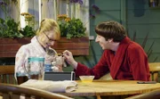 Während Penny und Leonard realisieren, dass sie keine jungen Hüpfer mehr sind, retten Howard (Simon Helberg, r.) und Bernadette (Melissa Rauch, l.) einen Hasen aus ihrem Whirlpool ...