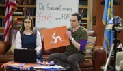 Die erste Live-Ausgabe von "Fun with Flags" eskaliert, als Amy (Mayim Bialik, l.) und Sheldon (Jim Parsons, r.) ihre Zuschauer bitten, anzurufen und ihnen Fragen zu stellen ...