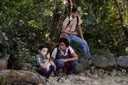 Libby (Anjelika Washinton, M.) sorgt dafür, dass sich Sheldon (Iain Armitage, l.) und Tam (Ryan Phuong, r.) auch mal in die freie Natur trauen ...