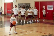 Nachdem Sheldon (Iain Armitage, l.) bei einer Wissenschaftsmesse nicht gewonnen hat, sucht er nach einer neuen Passion und versucht sich sogar im Sport ...
