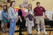 Sind gespannt, wer den Wissenschaftswettbewerb gewinnt: (v.l.n.r.) Georgie (Montana Jordan), Meemaw (Annie Potts), Sheldon (Iain Armitage), Mary (Zoe Perry) und Goerge Sr. (Lance Barber) ...