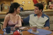 Mia (Emmanuelle Vaugier, l.); Charlie Harper (Charlie Sheen, r.)
