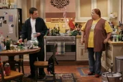 Zwischen Berta (Conchata Ferrell, r.) und Alan (Jon Cryer, l.) ist alles wie eh und je.