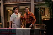 Charlie (Charlie Sheen) versucht, sich mit exzessivem Glücksspiel, Alkohol und vielen Frauen darüber hinwegzuhelfen, dass er die Hochzeit mit Mia abgesagt hat, um seinen Bruder Alan (Jon Cryer) nicht auf die Straße setzen zu müssen.