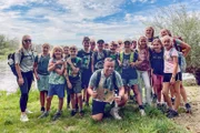 SRF bi de Lüt - Fitze übernimmt, Staffel 3, Zurück in die Schule - Jan Fitze im Klassenlager, Jan Fitze im Klassenlager mit der 5./6. Klasse der Schule Thundorf mit der Klassenlehrerin Paulina Kwiecien (l.)