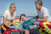 Praxis mit Meerblick - Vatertag auf Rügen. Bo Hansen als Lars Hinrichs, Sönke Möhring als Florian Becker, Tanja Wedhorn als Nora Kaminski