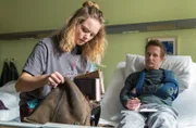 Georg Feldhusen (Mike Hoffmann) ist seit Jahren in einer Suchtspirale aus Rückfall und Entzug. Als er nach einem Treppensturz mit einer Schlüsselbeinfraktur in der Sachsenklinik liegt, besucht ihn seine Tochter Emily (Sofie Eifertinger). Sie liebt ihren Vater sehr, doch ihr Vertrauen ist gebrochen und als erstes untersucht sie seine Taschen nach Drogen.
