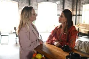 Nathalie (Amrei Haardt, r.) merkt ausgerechnet über Isabelle (Ania Niedieck), dass sie Matteo Unrecht getan hat.