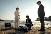 Pathologin Brigita Stevic (Sarah Bauerett, l.), Kommissarin Stascha Novak (Jasmin Gerat) und ihr Kollege Emil Perica (Lenn Kudrjawizki) untersuchen den Toten am Strand.