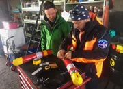 SRF bi de Lüt  Wunderland - Lötschental VS Staffel 6, Episode 1 Nik Hartmann mit Pistenchef Bernhard Rieder bei den Vorbereitungen zum Lawinensprengen
