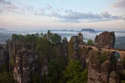 Die Bastei ist die bekannteste Felsformation der Sächsischen Schweiz. Über die anliegende Brücke flanieren jährlich Tausende Touristen zwischen Felsenburg Rathen und Aussichtsplattform.