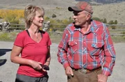 Die gebürtige Hamburgerin Susanne Sinay und der Jäger Bill Hoppe streiten darüber, wie mit den Wölfen des Parks umgegangen werden soll.