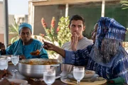 Moi Ndeye Fatou, Antoni Porowski und Marie Diop essen Soupe Kanja auf einer Dachterrasse.