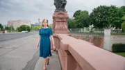 Die Militärhistorikerin Lynette Nusbacher erkundet die Moltkebrücke in Berlin, Deutschland.
