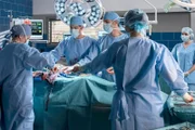Nach seinem Autounfall wird Marcel Witte sofort operiert. V.l.n.r. Prof. Dr. Karin Patzelt (Marijam Agischewa), Ben Ahlbeck (Philipp Danne), Dr. Niklas Ahrend (Roy Peter Link) mit Komparsen.