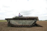 Der Historiker Guy Walters posiert für ein Porträt auf einem LVT Buffalo in Peterborough, Vereinigtes Königreich.