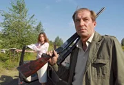 Auch Dr. Reinhard Fährmann (Michael Lesch, vorne) macht sich auf die Jagd nach der Löwin. Dr. Lena Weingarten (Alexandra Kamp, HG) bleibt sicherheitshalber beim Auto.