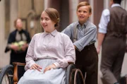 Margarete (Martha Haberland) liebt es mit ihrem Bruder Fritz (Franz Röbig) durch die Gassen zu toben.