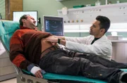 Bernd Neumeier (Tom Keune, li.) wurde auf dem Weg in die Sachsenklinik von einem Auto angefahren. Dr. Ilay Demir (Tan Caglar, re.) besteht auf eine Untersuchung, als ihm sein Zustand auffällt.