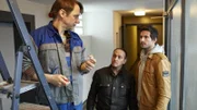 Die Suche nach dem Eigentümer des Entführer-Vans führt Semir (Erdogan Atalay, M.) und Ben (Tom Beck, r.) in einen großen Wohnblock, wo sie den Hausmeister Sven Wegener (Arndt Schwering-Sohnrey) befragen.