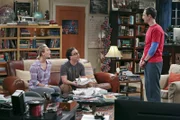Eigentlich wollen Penny (Kaley Cuoco, l.) und Leonard (Johnny Galecki, M.) ein Gespräch über ihre Beziehung führen, aber dann funkt Sheldon (Jim Parsons, r.) dazwischen ...