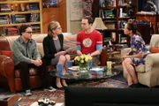 Nur für Sheldon (Jim Parsons, 2.v.r.) ist das Treffen seiner Mutter Mary (Laurie Metcalf, r.) und Leonards (Johnny Galecki, l.) Mutter Beverly (Christine Baranski, 2.v.l.) angenehm ...