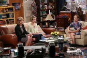 Trotz ihrer Verlobung mit Howard scheint Penny (Kaley Cuoco, M.) nicht mit seiner Mutter Beverly (Christine Baranski, l.) klar zu kommen. Genau wie Sheldons Mutter Mary (Laurie Metcalf, r.) ...