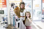 Während Missy (Raegan Revord, r.) schon mit einem Lutscher-Ring zufrieden ist, ist es für Mary (Zoe Perry, l.) viel schwerer, Sheldons teuren Wünschen gerecht zu werden ...