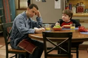 Jake (Angus T. Jones, r.) erzählt seinem Vater Alan (Jon Cryer, l.), dass er Charlie in der Garage beim rauchen erwischt hat ...