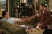 Alan holt sich Rat bei seinem Bruder Charlie.