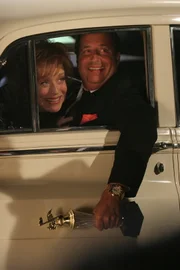Evelyn (Holland Taylor, l.) genießt das Rampenlicht mit Gewinner Archie (Jon Lovitz, r.)