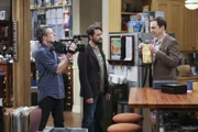 Ein Traum wird wahr: Endlich kann Sheldon (Jim Parsons, r.) sein Wissen über Star Trek mit dem Rest der Menschheit teilen. Er darf mit Wil Wheaton (l.) und Adam Nimoy (M.) an einer Dokumentation rundum Kirk und Spock arbeiten ...