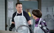 In der Suppenküche trifft Howard (Simon Helberg, r.) auf Elon Musk (Elon Musk, l.). Ein ganz besonderer Moment für ihn ...