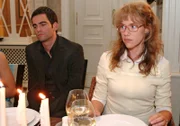 Geschockt verfolgt Lisa (Alexandra Neldel, r.) den Verlauf der Familienfeier, die alle versöhnen sollte. Als die betrunkene Sophie auch noch enthüllt, dass Richard der Sohn von Friedrich ist, ist das Chaos perfekt ... (Dieses Foto von Alexandra Neldel darf nur in Zusammenhang mit der Berichterstattung über die Serie "Verliebt in Berlin" veröffentlicht und verbreitet werden.)