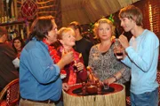 Die Lust am Feiern vergeht Agnes (Susanne Szell, 2.v.r.), als sie mit Helga (Ulrike Mai, 2.v.l.) und Bernd (Volker Herold, l.) in der Tiki-Bar ausgerechnet Boris (Matthias Rott, r.) trifft. Die Plenskes hingegen sind begeistert von dem netten jungen Mann.