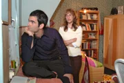 Lisa (Alexandra Neldel, r.) hat David (Mathis Künzler, l.) kurz entschlossen in ihr kleines Reich geführt. (Dieses Foto von Alexandra Neldel darf nur in Zusammenhang mit der Berichterstattung über die Serie "Verliebt in Berlin" veröffentlicht und verbreitet werden.)