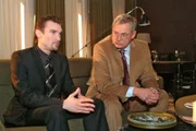 Friedrich (Wilhelm Manske, r.) versucht sich seinem Sohn Richard (Karim Köster, l.) zu erklären. Für einen Augenblick scheint er auch zu erreichen, dass Richard ihm verzeiht.