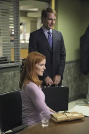 Als Bree (Marcia Cross) zur Hauptverdächtigen im Mord an Gabys Stiefvater wird, heuert sie den bekannten Anwalt Trip Weston (Scott Bakula, r.) an ...