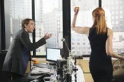 Mit allen Mitteln versucht Bree (Marcia Cross, r.) den Anwalt Trip Weston (Scott Bakula, l.) für sich zu gewinnen. Doch wird er den Fall annehmen?