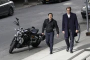 Bull (Michael Weatherly, r.) erkennt, dass Troy Dickerson hypnotisiert wurde, um seinen Vater zu erschlagen.