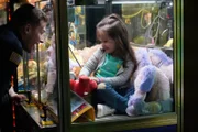 In dieser besonderen Nacht muss Buck (Oliver Stark, l.) sogar ein Mädchen (Gia Poéme, r.) aus einem Greifautomaten befreien. Doch wie wird es mit ihm und Abby weitergehen?