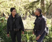 Werden gleich zu mehreren Einsätzen gerufen, die sie an mieses Karma glauben lassen: Athena (Angela Bassett, l.) und Hen (Aisha Hinds, r.) ...