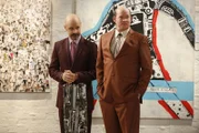 Setzen sich Fawz (Maz Jobrani, l.) und Tush (David Koechner, r.) für Franco ein, nachdem dieser von einer Galeristin grob abgewiesen wurde?
