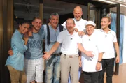 Ein Team voller Power, das hoch motiviert ist, mit der Hilfe von Frank Rosin (3.v.r.) das "Fellini" auf Mallorca wieder in Schwung zu bringen: Raffaeles Tochter Nunzia Rosa (l.), Sohn Vincenzo "Enzo" Rosa (2.v.l.), Schwiegersohn Antonio Romano (3.v.l.), Inhaber Raffaele Rosa (4.v.l.), Köchin Carmela Rosa (2.v.r.) und Servicekraft Pietro Chessa (r.) ...